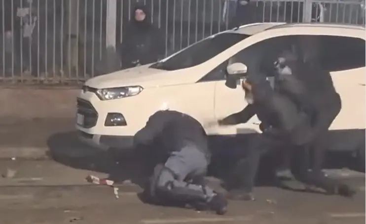 Un momento dell'aggressione al poliziotto durante gli scontri a Torino