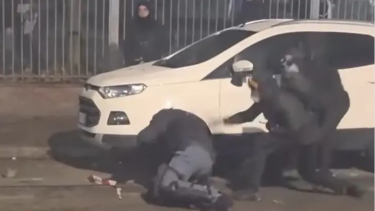 Un momento dell'aggressione al poliziotto durante gli scontri a Torino