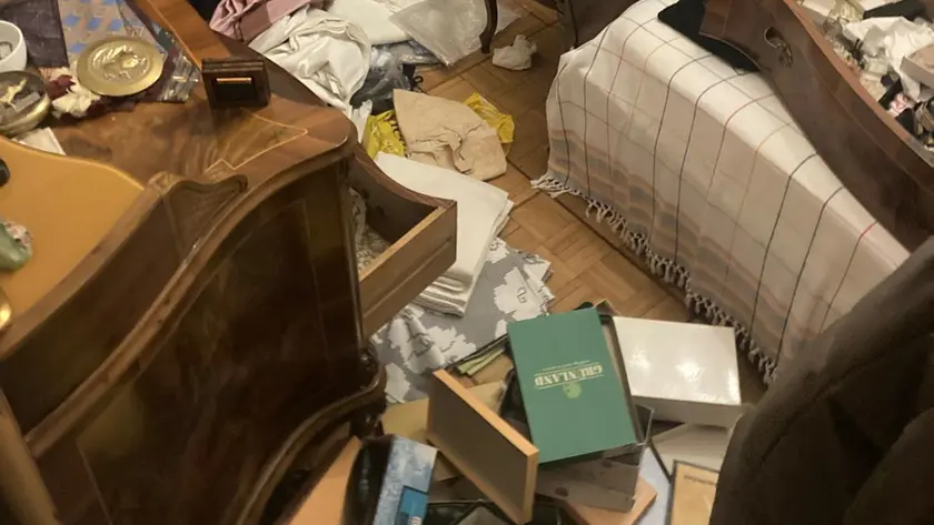 La casa messa soqquadro dai ladri