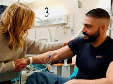 La premier Giorgia Meloni incontra in ospedale Alessandro Calista, l’agente preso a martellate