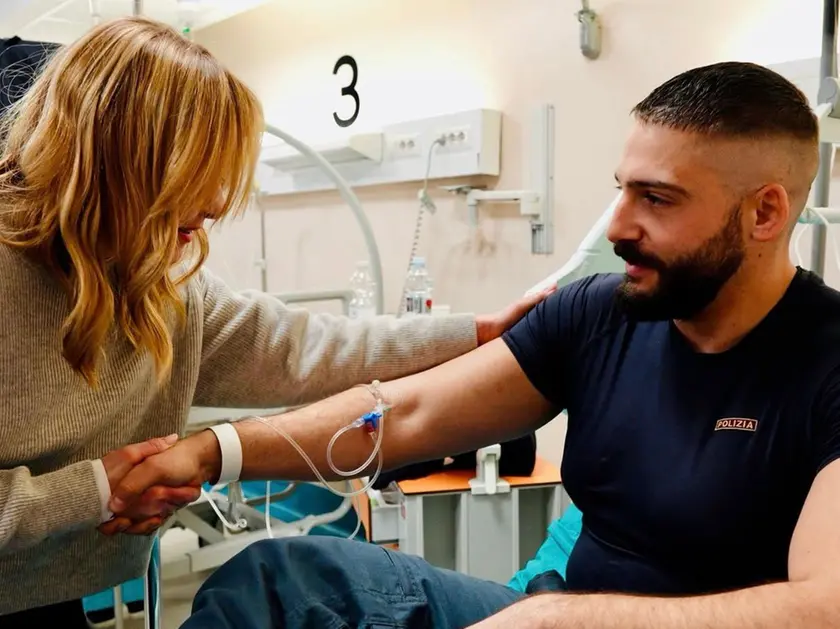 La premier Giorgia Meloni incontra in ospedale Alessandro Calista, l’agente preso a martellate