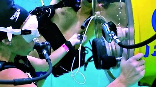 Lo scafandro con l’ecocardiografo usato per le misurazioni