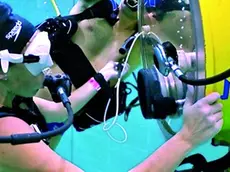 Lo scafandro con l’ecocardiografo usato per le misurazioni