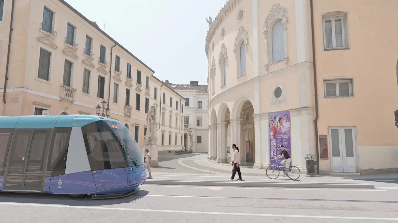 Con i lavori arrivati a un 70% di avanzamento si può già immaginare come sarà Padova con le future due nuove linee di tram. L'amministrazione, assieme ai progettisti di Net Engineering, ha realizzato una serie di rendering per proiettare il futuro mezzo in giro per la città. Saranno diffusi sui social network, ma anche mostrati ai padovani con una campagna di affissioni e QR code che rimanderanno ai piccoli video dedicati alle varie zone della città. Non mancano però già le prime polemiche, come ogni cosa che riguarda il tram: c'è chi ha fatto notare che nelle ricostruzioni virtuali è stata minimizzata la presenza di pali e fili aerei, che invece sono parte integrante del sistema Translohr.