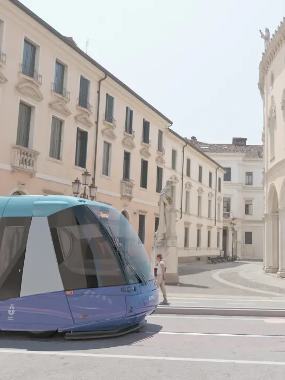 Con i lavori arrivati a un 70% di avanzamento si può già immaginare come sarà Padova con le future due nuove linee di tram. L'amministrazione, assieme ai progettisti di Net Engineering, ha realizzato una serie di rendering per proiettare il futuro mezzo in giro per la città. Saranno diffusi sui social network, ma anche mostrati ai padovani con una campagna di affissioni e QR code che rimanderanno ai piccoli video dedicati alle varie zone della città. Non mancano però già le prime polemiche, come ogni cosa che riguarda il tram: c'è chi ha fatto notare che nelle ricostruzioni virtuali è stata minimizzata la presenza di pali e fili aerei, che invece sono parte integrante del sistema Translohr.