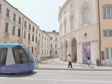 Con i lavori arrivati a un 70% di avanzamento si può già immaginare come sarà Padova con le future due nuove linee di tram. L'amministrazione, assieme ai progettisti di Net Engineering, ha realizzato una serie di rendering per proiettare il futuro mezzo in giro per la città. Saranno diffusi sui social network, ma anche mostrati ai padovani con una campagna di affissioni e QR code che rimanderanno ai piccoli video dedicati alle varie zone della città. Non mancano però già le prime polemiche, come ogni cosa che riguarda il tram: c'è chi ha fatto notare che nelle ricostruzioni virtuali è stata minimizzata la presenza di pali e fili aerei, che invece sono parte integrante del sistema Translohr.