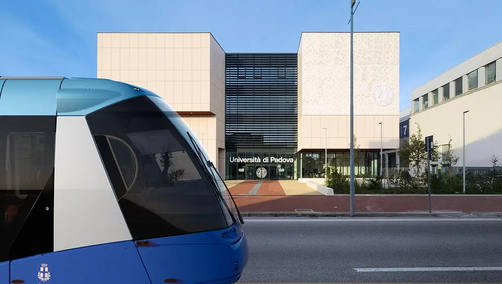 Con i lavori arrivati a un 70% di avanzamento si può già immaginare come sarà Padova con le future due nuove linee di tram. L'amministrazione, assieme ai progettisti di Net Engineering, ha realizzato una serie di rendering per proiettare il futuro mezzo in giro per la città. Saranno diffusi sui social network, ma anche mostrati ai padovani con una campagna di affissioni e QR code che rimanderanno ai piccoli video dedicati alle varie zone della città. Non mancano però già le prime polemiche, come ogni cosa che riguarda il tram: c'è chi ha fatto notare che nelle ricostruzioni virtuali è stata minimizzata la presenza di pali e fili aerei, che invece sono parte integrante del sistema Translohr.