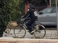 Primo giro in bici al Lido di Venezia per Alberto Trentini dopo la liberazione