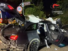 L'auto del ventiduenne dopo l'impatto con il muro di recinzione