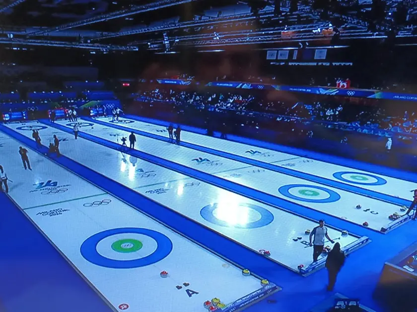 Il blackout allo stadio Olimpico di Cortina pochi minuti dopo il via alle gare di curling