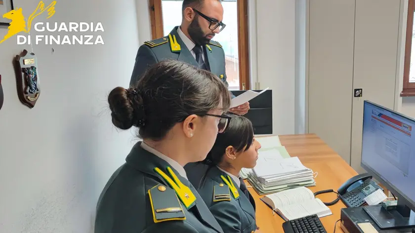 Attività di analisi di documentazione da parte della Guardia di Finanza