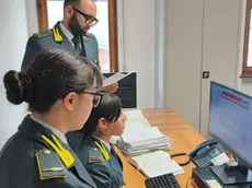 Attività di analisi di documentazione da parte della Guardia di Finanza