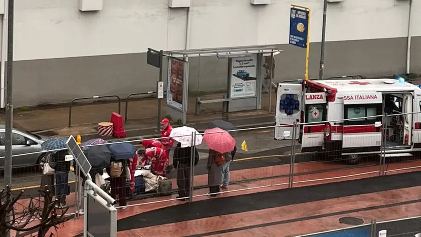L'incidente in via Tommaseo a Padova: ragazzo cade nelle rotaie del tram