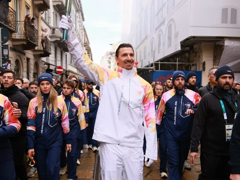 Zlatan Ibrahimović con la torcia olimpica (Foto Fondazione Milano Cortina)