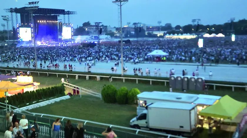 La folla all’ippodromo di Villorba lo scorso 14 giugno per il concerto dei Pinguini tattici nucleari: un maxi evento che ora si cerca di replicare