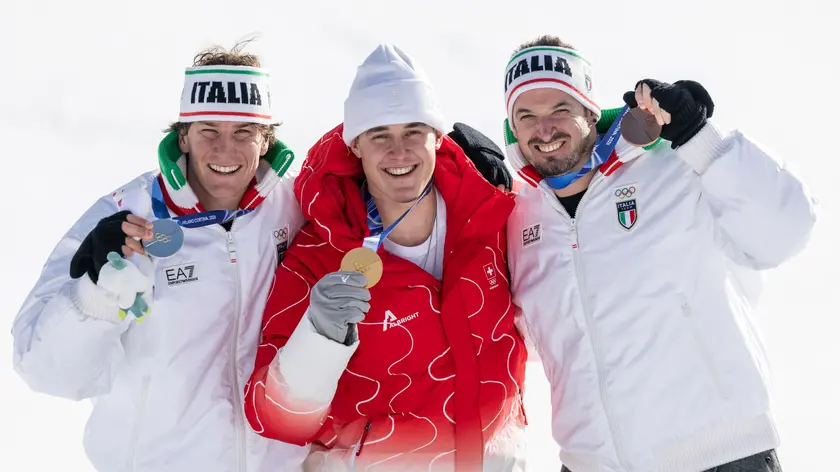 Giovanni Franzoni (a sinistra) e Dominik Paris (a destra) sul podio della discesa libera di Cortina vinta dallo svizzero Franjo von Allmen