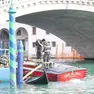 I vigili del fuoco mentre recuperano la gondola (Foto Interpress)