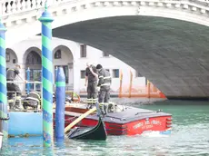 I vigili del fuoco mentre recuperano la gondola (Foto Interpress)