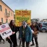 Alcuni manifestanti con i cartelloni del corteo contro l'ampliamento dello stabilimento Luxardo di Torreglia e il consumo di suolo sui Colli Euganei