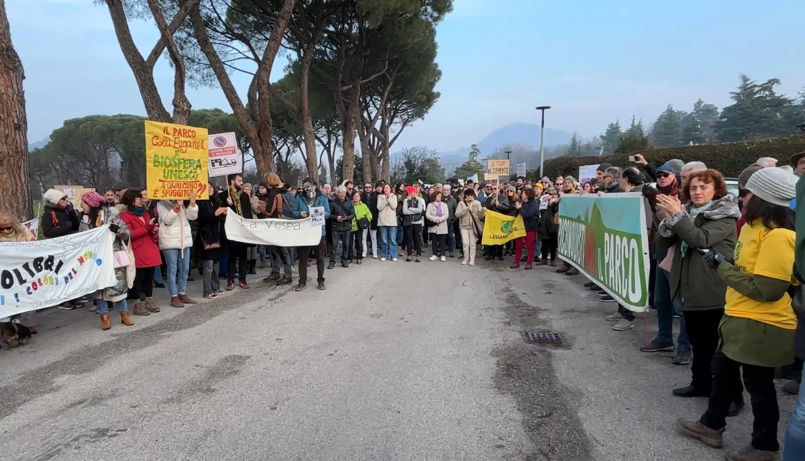 Il corteo di ambientalisti a Torreglia contro il consumo di suolo nei Colli Euganei