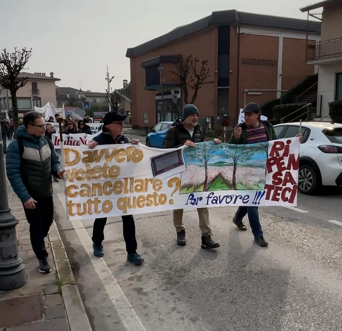 Uno degli striscioni contro l'ampliamento dello stabilimento Luxardo di Torreglia e il consumo di suolo sui Colli Euganei