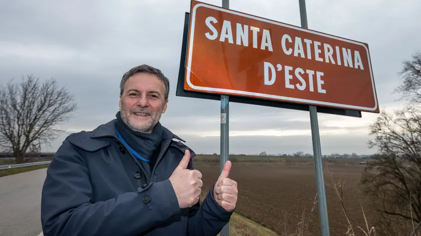 Il sindaco Tiberio Businaro sotto il cartello di Sant'Elena d'Este