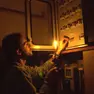 Un uomo mentre maneggia un contatore dopo un black-out