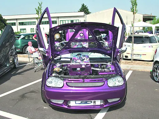 Un’auto modificata a un raduno ufficiale