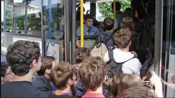Studenti salgono sul bus
