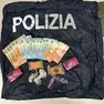Il denaro e la droga sequestrati agli spacciatori