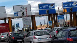Auto in coda a un casello: la partita delle concessioni autostradali è in pieno svolgimento