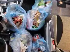 L'immondizia lasciata sul bus