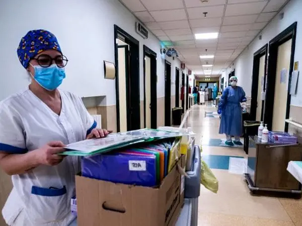 Una infermiera nella corsia di un ospedale