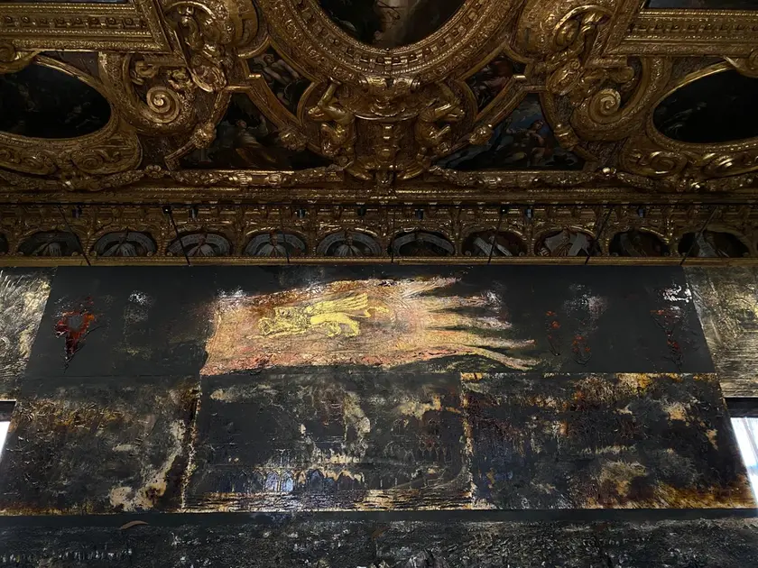 Una delle opere che Anselm Kiefer harealizzato nel 2022 a Venezia per una mostra temporanea nella Sala dello Scrutinio al Ducale