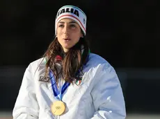 Lisa Vittozzi canta l'inno con la medaglia d'oro al collo