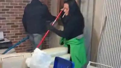 I residenti puliscono casa dopo il passaggio dei ladri