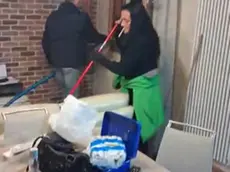 I residenti puliscono casa dopo il passaggio dei ladri