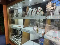 I segni della spaccata alla gioielleria Marchi di Montegrotto