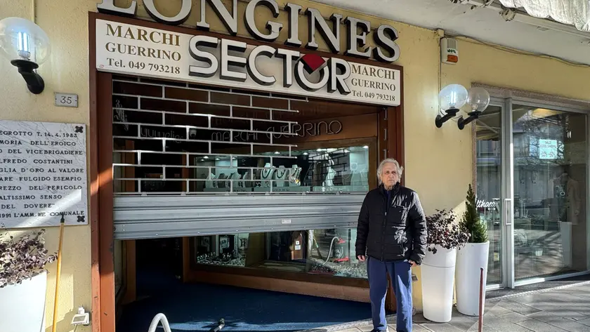 Il titolare della gioielleria Guerino Marchi all'esterno del suo negozio