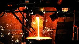 Un processo di colata in una siderurgia