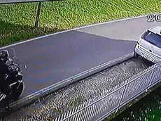 Lo scooterista ripreso dalle videocamere a Grantorto