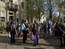 Genitori all'uscita da scuola a Padova