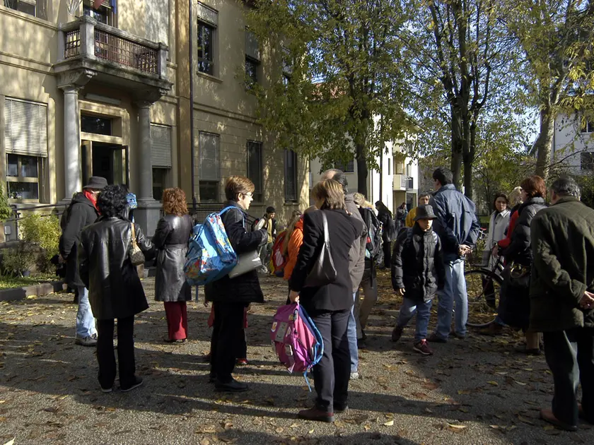 Genitori all'uscita da scuola a Padova