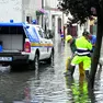 Protezione civile impegnata durante un allagamento