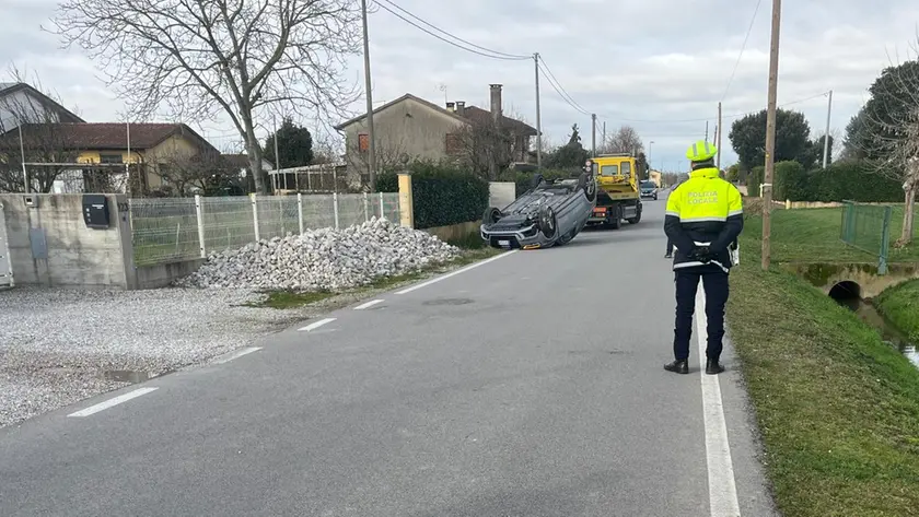 L'auto ribaltata a Borgoricco