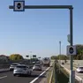 Un autovelox lungo una strada molto trafficata