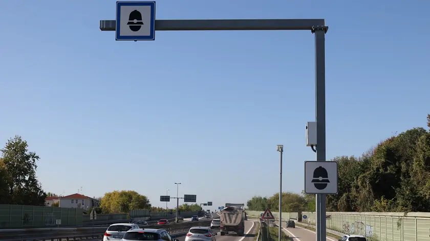 Un autovelox lungo una strada molto trafficata