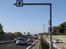 Un autovelox lungo una strada molto trafficata