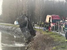 L'auto riemersa dal fiume. Foto Bortoluzzi