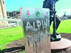 «Alpini di m...» La scritta è apparsa la notte scorsa, sarà ripulita